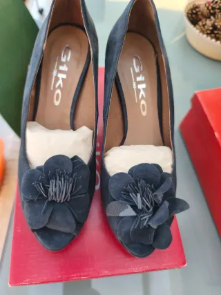 Zapatos de ante azul con flor