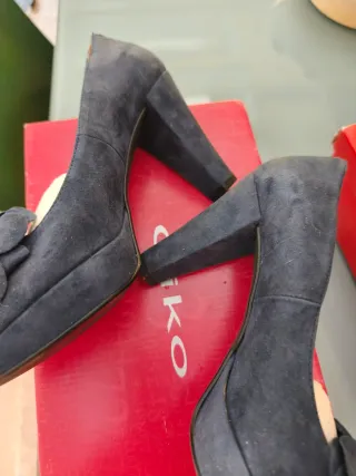 Zapatos de ante azul con flor