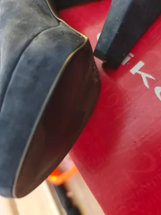 Zapatos de ante azul con flor