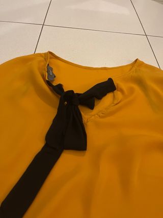 Blusa amarilla manga larga con lazo