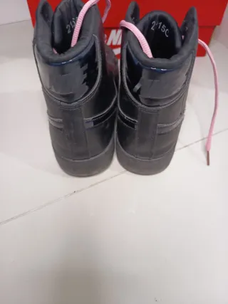 Botas deportivas Nike altas negras cordones rosas