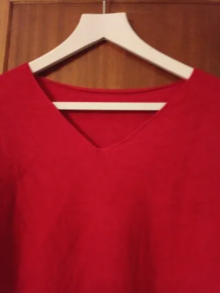 Jersey rojo cuello pico