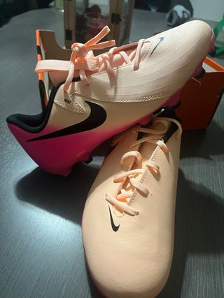 Botas de fútbol Nike Beige y Rosa