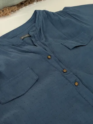 Camisa azul de manga larga con botones