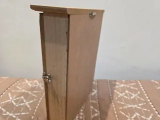 Mueble para llaves de madera tallada