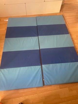 Alfombrilla plegable azul Ikea. 2 por 30 euros