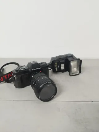 Cámara Pentax P30N con objetivo Pentax-A Zoom