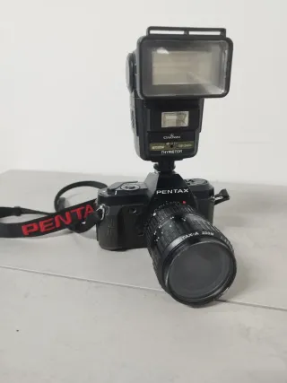 Cámara Pentax P30N con objetivo Pentax-A Zoom