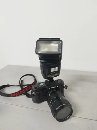 Cámara Pentax P30N con objetivo Pentax-A Zoom