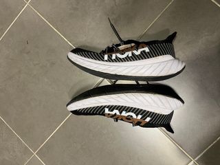 Zapatillas Hoka One One Carbon Negra Dorada