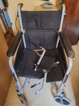 Sedia a rotelle con cuscino ergonomico