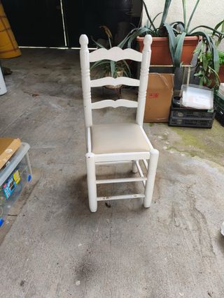 Silla de madera maciza blanca