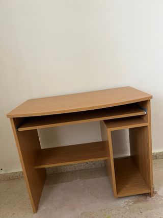 Mesa de comedor y sillas de madera
