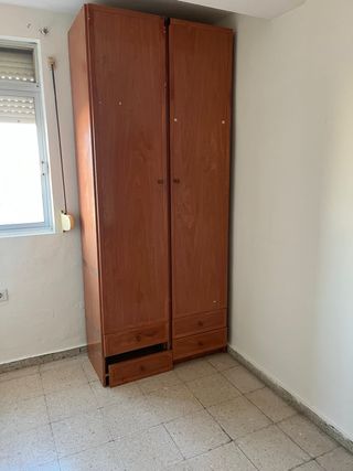 Mesa de comedor y sillas de madera