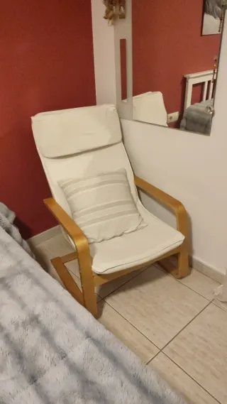 Sillón cómodo tela y madera