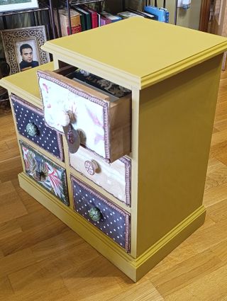 Cajonero decorado con tela y corazón