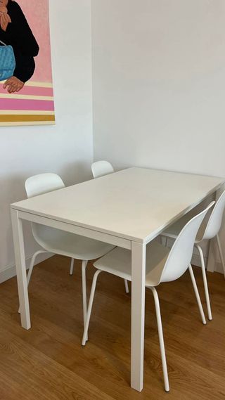 Mesa “Vihals” de IKEA y 4 Sillas Blancas
