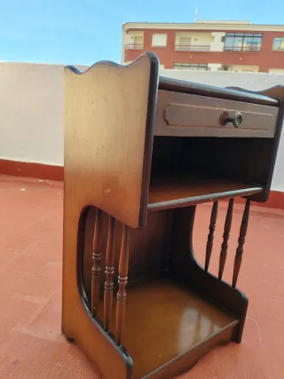 Mesita de noche de madera