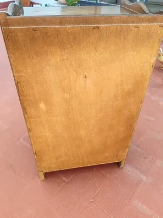 Mesita de noche de madera