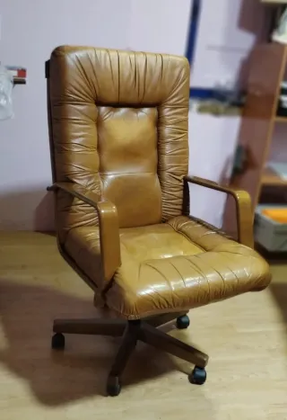 Sillón de piel marrón con ruedas