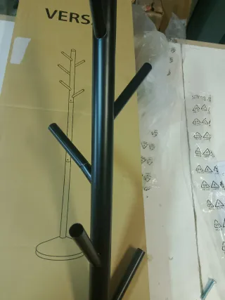 Perchero de pie negro metálico