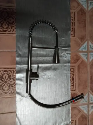 Grifo de cocina metálico plateado