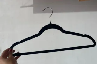 Perchas de terciopelo negras