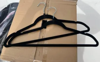 Perchas de terciopelo negras