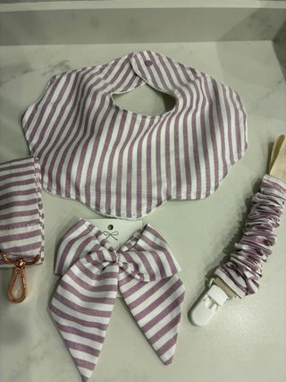 Babero, chupetero, cuelga-movil y lazo bebé