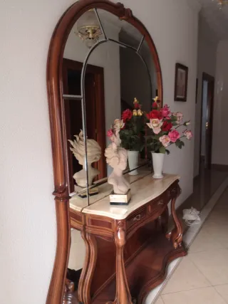 Aparador de pasillo o entrada madera y mármol.