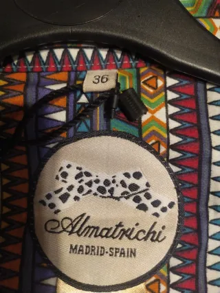 Vestido estampado multicolor con cinturón rojo