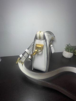 Bolso Guess Blanco y Dorado