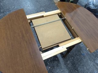 Mesa redonda con mantel de encaje