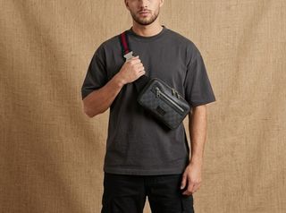 Gucci – Riñonera GG Supreme – Negro/Rojo