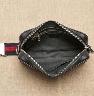 Gucci – Riñonera GG Supreme – Negro/Rojo
