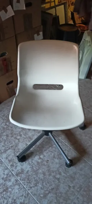 Silla de escritorio beige y plateada en Badalona