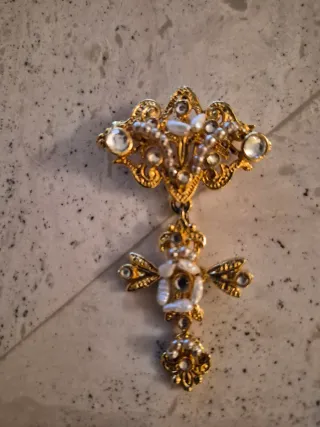 Cruz Fallera Dorada. Nueva. Perlas y cristales.