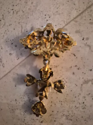 Cruz Fallera Dorada. Nueva. Perlas y cristales.