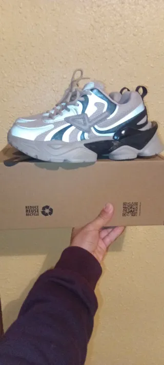 Zapatillas deportivas grises y plateadas