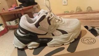 Zapatillas deportivas grises y plateadas