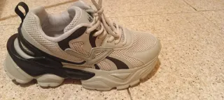 Zapatillas deportivas grises y plateadas