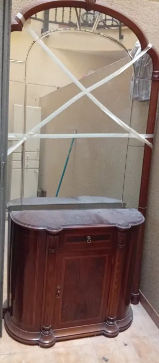 Mueble recibidor de madera con espejo