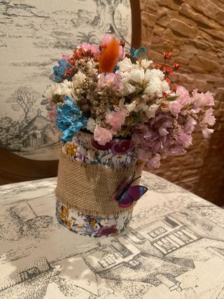 Centro de mesa flores secas pintadas a mano