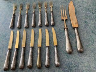 Cubiertos antiguos de alpaca dorada y plateada