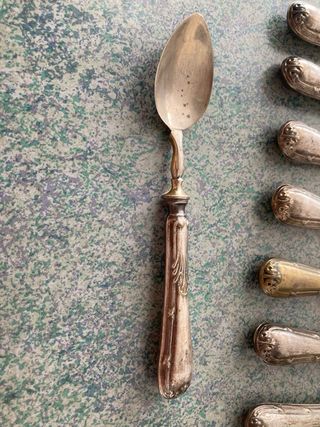 Cubiertos antiguos de alpaca dorada y plateada