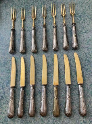 Cubiertos antiguos de alpaca dorada y plateada