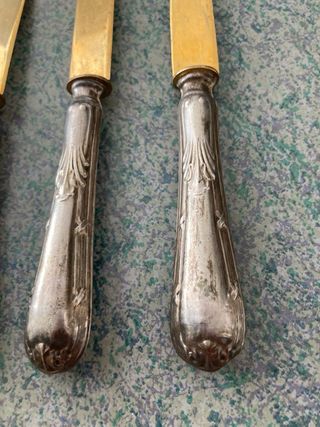 Cubiertos antiguos de alpaca dorada y plateada