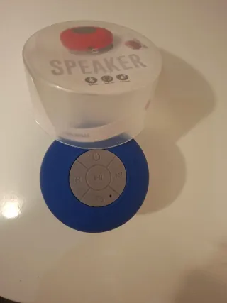 50 altavoces Bluetooth acuáticos nuevos embalados.