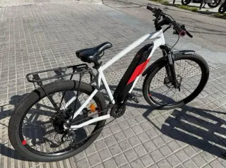 Bicicleta Eléctrica Blanca con Portaequipajes