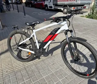 Bicicleta Eléctrica Blanca con Portaequipajes